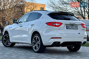 Позашляховик / Кросовер Maserati Levante 2016 в 