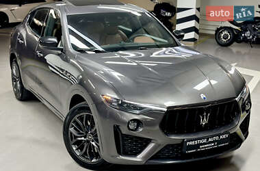 Позашляховик / Кросовер Maserati Levante 2022 в 
