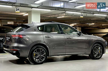 Позашляховик / Кросовер Maserati Levante 2022 в 