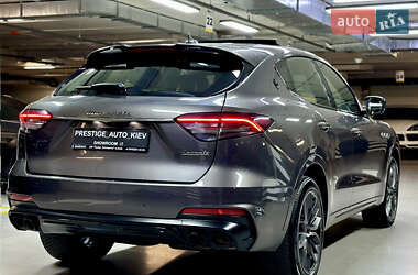 Позашляховик / Кросовер Maserati Levante 2022 в 