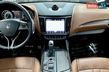 Позашляховик / Кросовер Maserati Levante 2022 в 