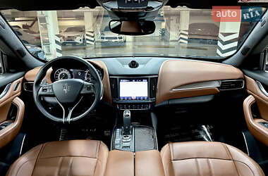 Позашляховик / Кросовер Maserati Levante 2022 в 