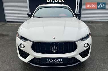 Позашляховик / Кросовер Maserati Levante 2022 в 