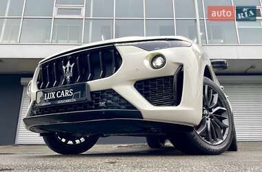 Позашляховик / Кросовер Maserati Levante 2022 в 