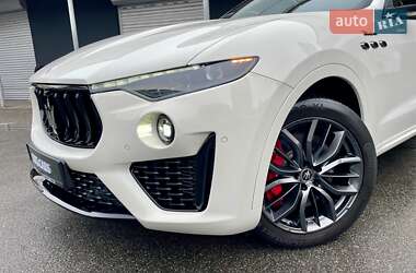 Позашляховик / Кросовер Maserati Levante 2022 в 
