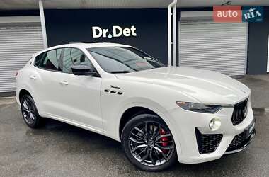 Позашляховик / Кросовер Maserati Levante 2022 в 