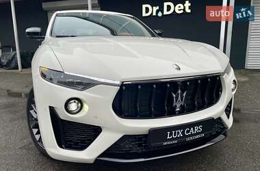 Позашляховик / Кросовер Maserati Levante 2022 в 
