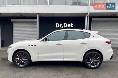 Позашляховик / Кросовер Maserati Levante 2022 в 
