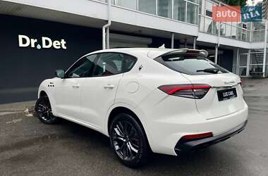 Позашляховик / Кросовер Maserati Levante 2022 в 