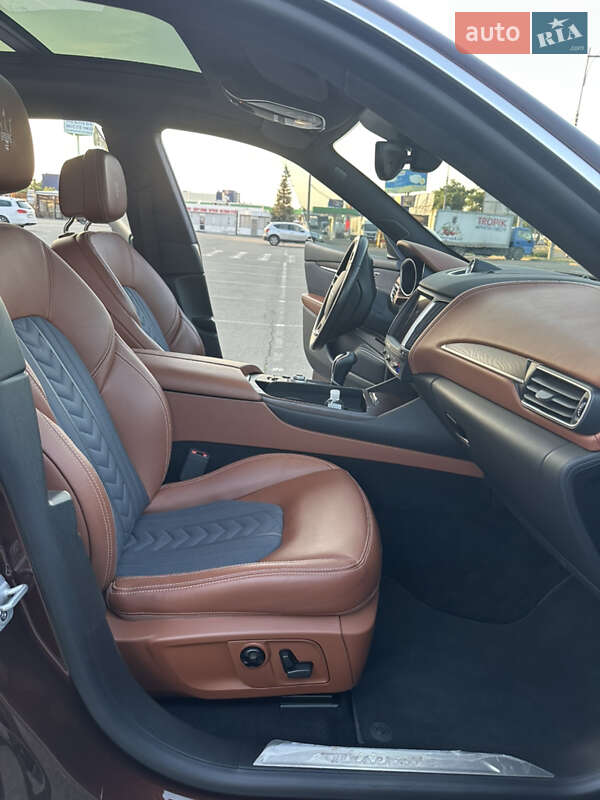 Внедорожник / Кроссовер Maserati Levante 2017 в Киеве