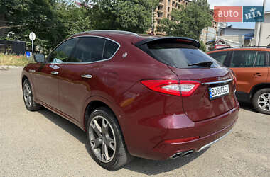 Внедорожник / Кроссовер Maserati Levante 2016 в 