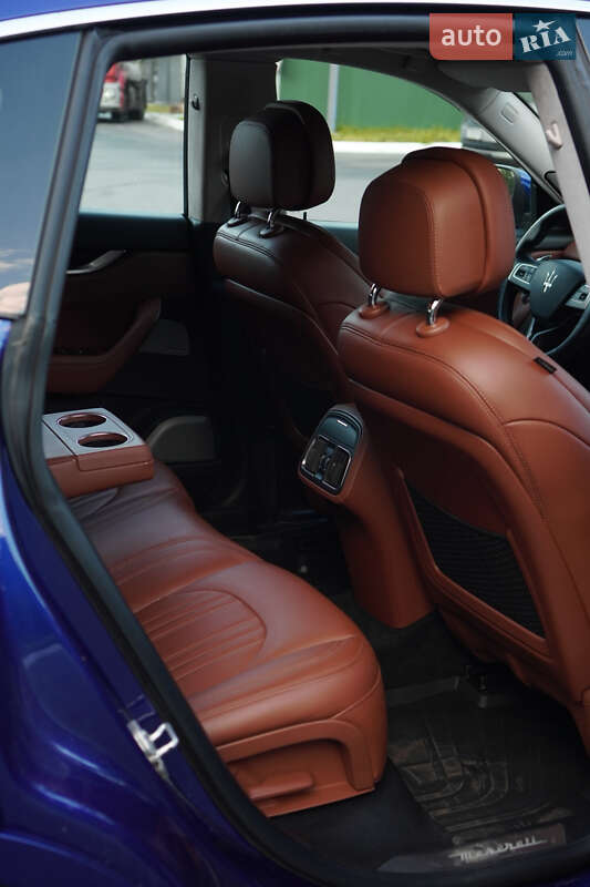 Внедорожник / Кроссовер Maserati Levante 2016 в Киеве