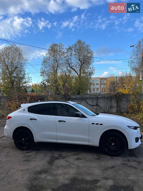 Позашляховик / Кросовер Maserati Levante 2016 в Києві