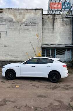 Внедорожник / Кроссовер Maserati Levante 2016 в Киеве