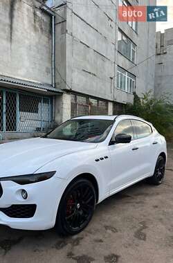 Внедорожник / Кроссовер Maserati Levante 2016 в Киеве