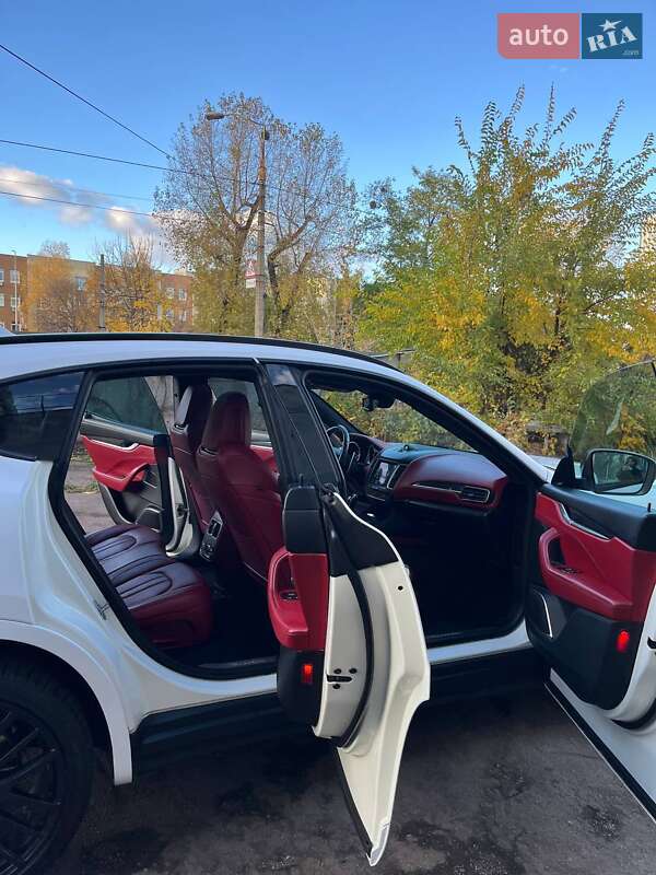 Позашляховик / Кросовер Maserati Levante 2016 в Києві