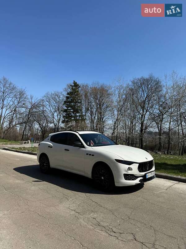 Внедорожник / Кроссовер Maserati Levante 2016 в Киеве
