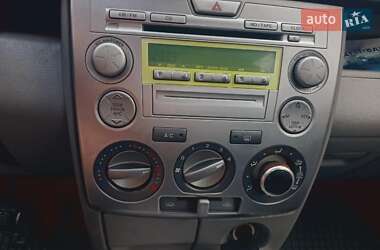 Хэтчбек Mazda 2 2004 в Киеве