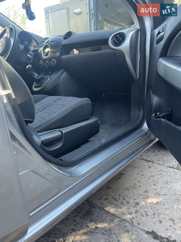 Хэтчбек Mazda 2 2009 в Синельниково