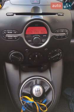 Хэтчбек Mazda 2 2009 в 