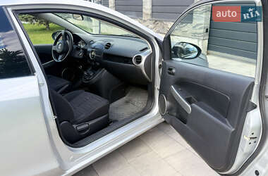 Хэтчбек Mazda 2 2009 в 