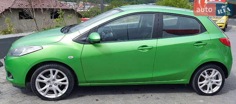 Хетчбек Mazda 2 2008 в Чернівцях