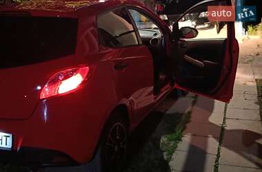 Хэтчбек Mazda 2 2010 в 