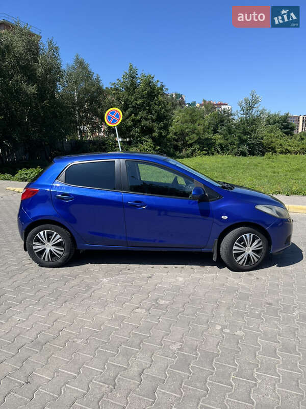 Хетчбек Mazda 2 2009 в Чернівцях