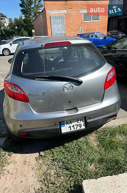 Хэтчбек Mazda 2 2012 в 