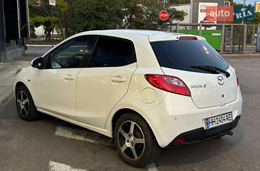 Хэтчбек Mazda 2 2010 в 