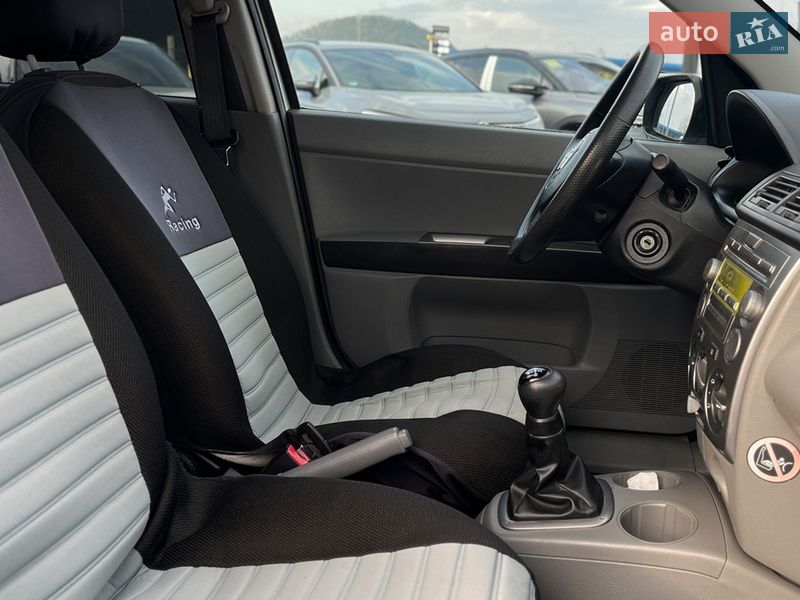 Хетчбек Mazda 2 2004 в Мукачевому