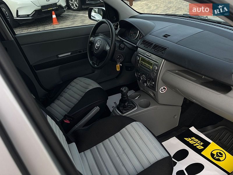 Хэтчбек Mazda 2 2004 в Мукачево