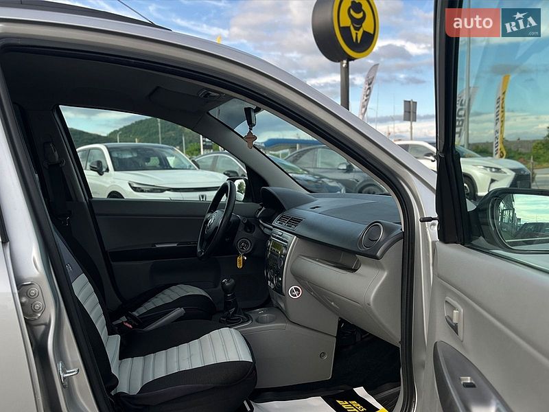 Хэтчбек Mazda 2 2004 в Мукачево