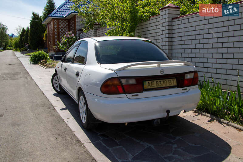 Седан Mazda 323 1998 в Днепре