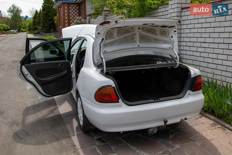 Седан Mazda 323 1998 в Днепре