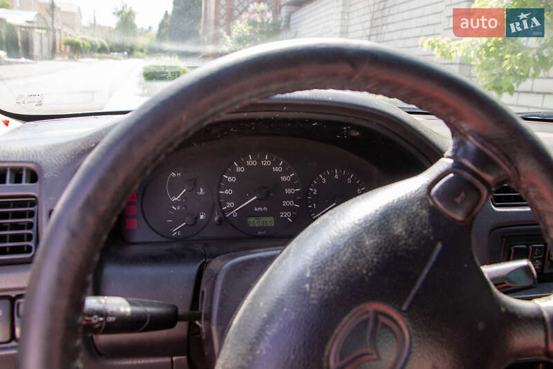 Седан Mazda 323 1998 в Днепре