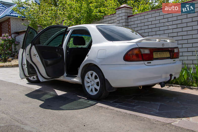 Седан Mazda 323 1998 в Днепре
