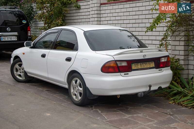 Седан Mazda 323 1998 в Днепре