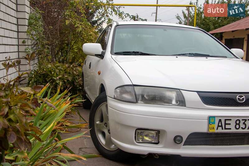 Седан Mazda 323 1998 в Днепре