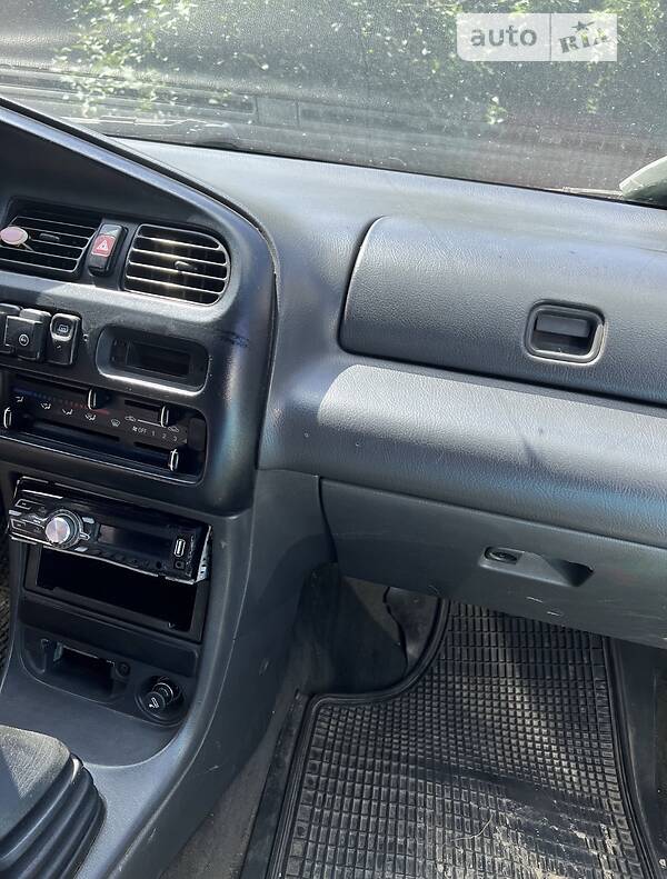 Седан Mazda 323 1995 в Черновцах