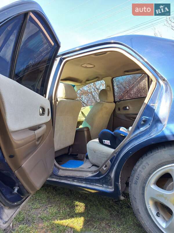 Седан Mazda 323 2000 в Николаеве