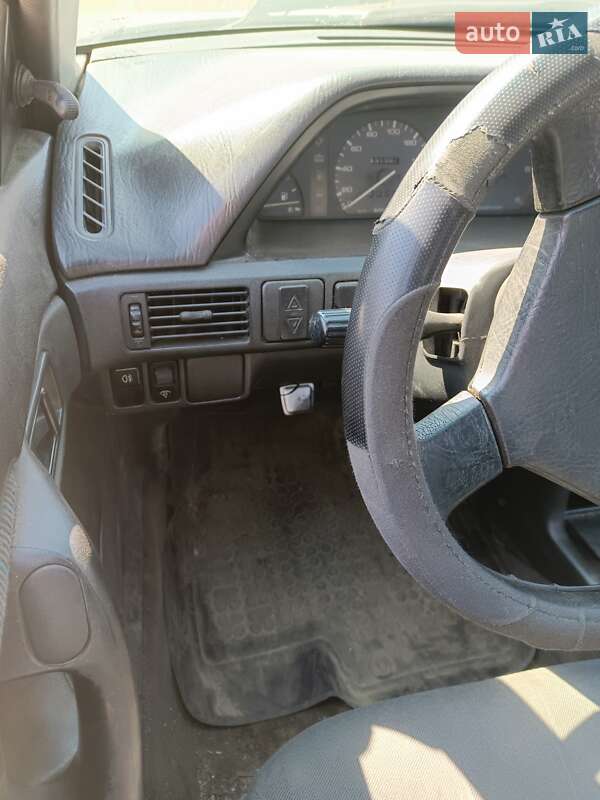 Седан Mazda 323 1993 в Киеве