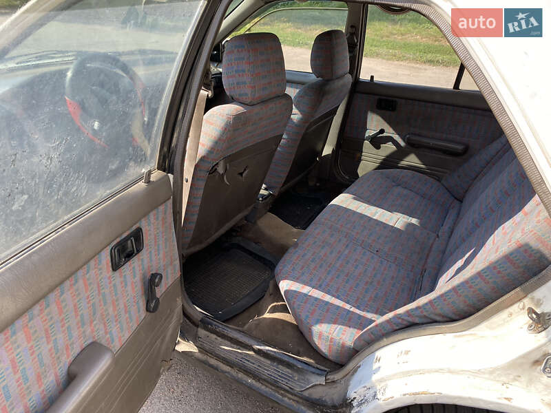 Седан Mazda 323 1992 в Олександрії