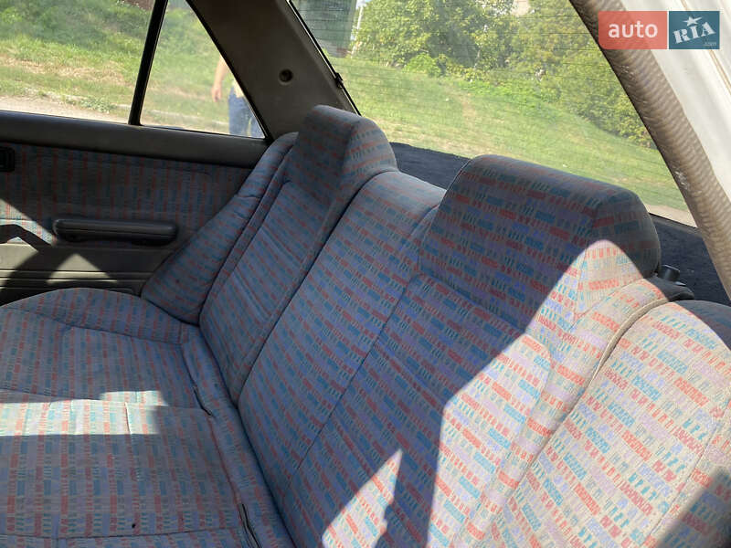 Седан Mazda 323 1992 в Олександрії