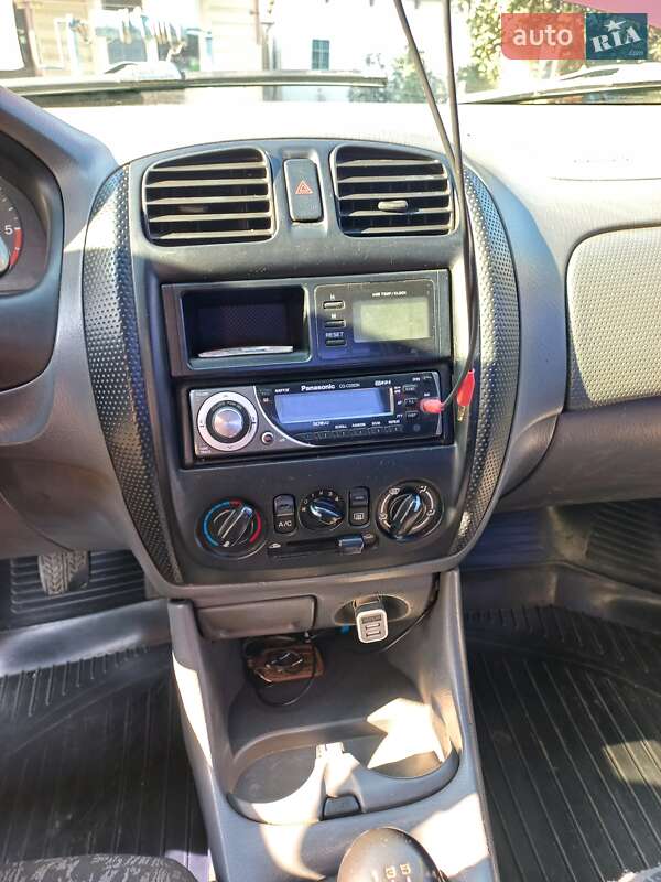 Седан Mazda 323 2001 в Миколаєві
