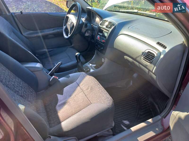 Седан Mazda 323 2001 в Миколаєві
