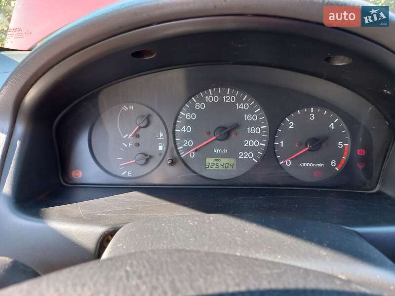 Седан Mazda 323 2001 в Миколаєві