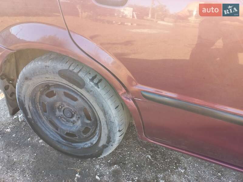 Седан Mazda 323 2001 в Миколаєві