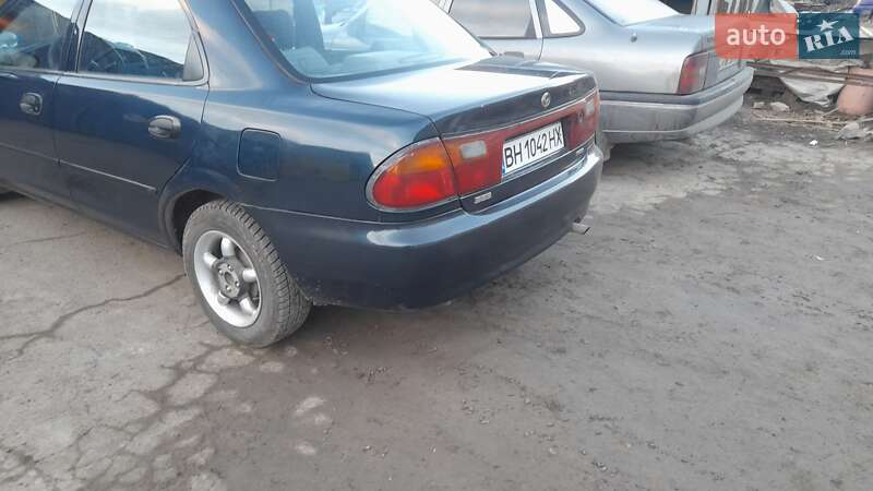 Седан Mazda 323 1996 в Березовке