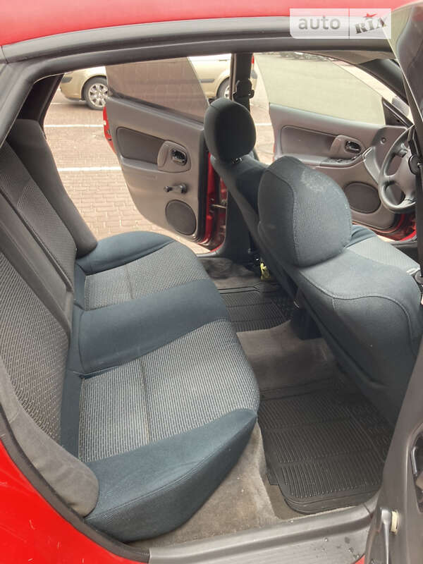 Хэтчбек Mazda 323 1995 в Березане